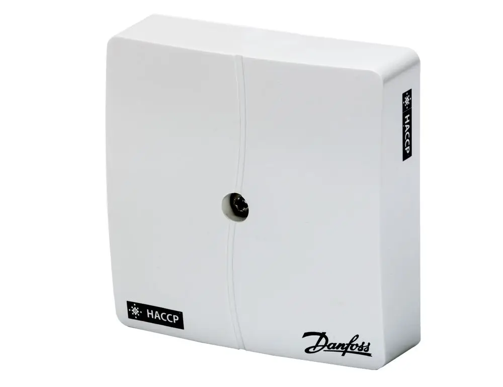 Weiße Danfoss Temperaturfühlerbox mit HACCP-Symbol, mit einer Öffnung in der Mitte, die eine Verbindung ermöglicht. Eignet sich für Temperaturmessungen.